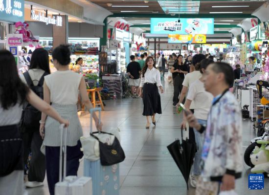 5月20日，孙丽娟走在浙江义乌国际商贸城内。新华社记者 韩传号 摄