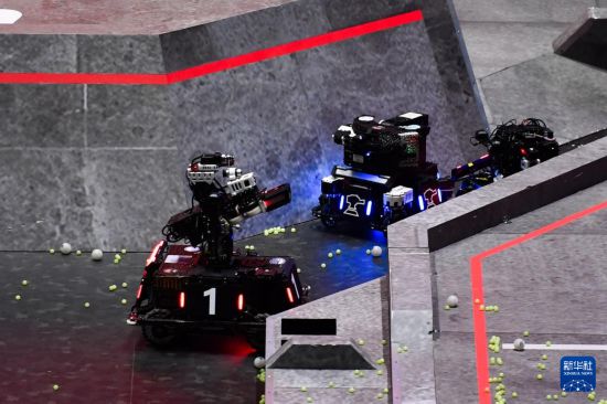 5月21日，南昌大学Passion战队（红方）和中国科学技术大学RoboWalker战队（蓝方）的机器人在比赛中交锋。新华社记者 陈振海 摄