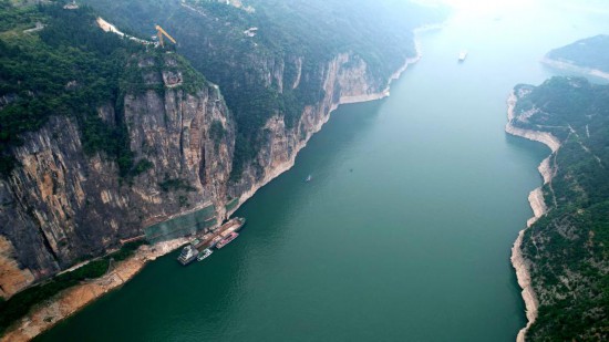 三峡库区规模最大的危岩之一——瞿塘峡吊嘴危岩。新华社记者刘诗平 摄