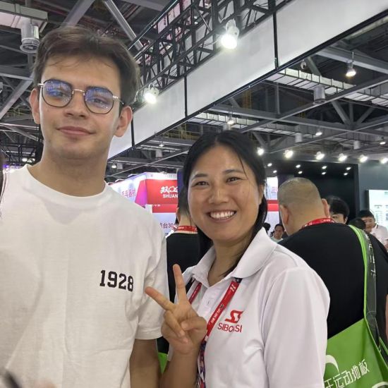 万婷（右）与维克多在体博会展区中。