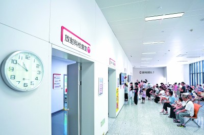 江苏南京市儿童医院内，患者和家属在候诊大厅等待。新华社发