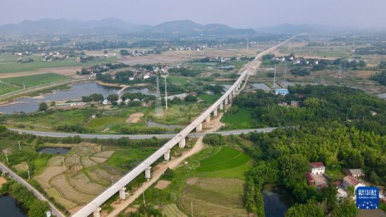 建設中的銅陵江北港鐵路專用線（5月26日攝，無人機照片）。新華社記者 周牧 攝