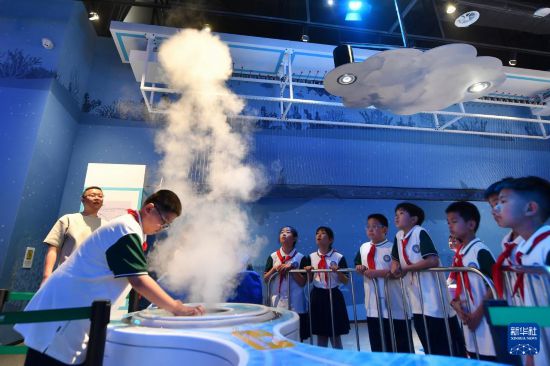 5月25日，山东省青岛市市北区开平路小学学生在青岛科技馆体验“空气炮”装置。新华社发（王海滨摄）