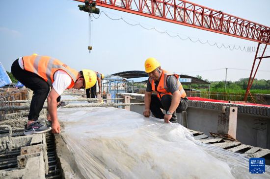 5月26日，工人在銅陵江北港鐵路專用線T梁預制施工現場作業。新華社記者 周牧 攝