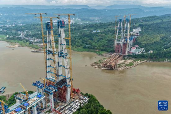 这是5月28日拍摄的渝万高铁石沱长江大桥建设现场（无人机照片）。新华社记者 唐奕 摄