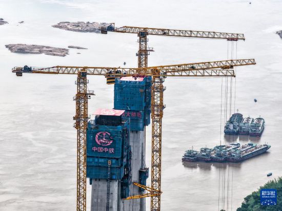 这是5月28日拍摄的渝万高铁石沱长江大桥建设现场（无人机照片）。新华社记者 唐奕 摄