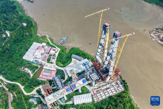 这是5月28日拍摄的渝万高铁石沱长江大桥建设现场（无人机照片）。新华社记者 唐奕 摄