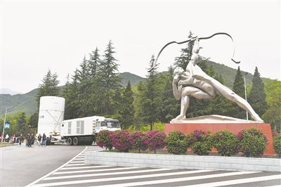 5月18日，天问二号转入发射区。新华社发（石一辰摄）