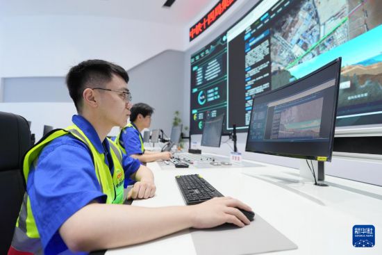 5月29日，中鐵十四局技術人員通過甬舟鐵路金塘海底隧道智慧工程監控管理平台進行遠程施工管理。新華社記者 黃宗治 攝