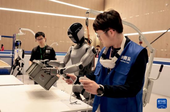   5月29日，一個機器人在進行工業場景料箱搬運比賽。新華社記者 方喆 攝
