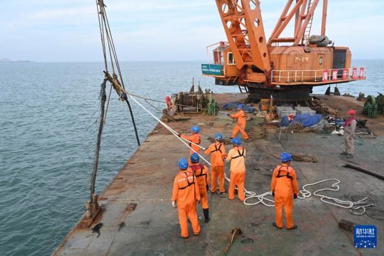 6月1日，抢修人员将修复好的海缆吊入海中。新华社记者 林善传 摄