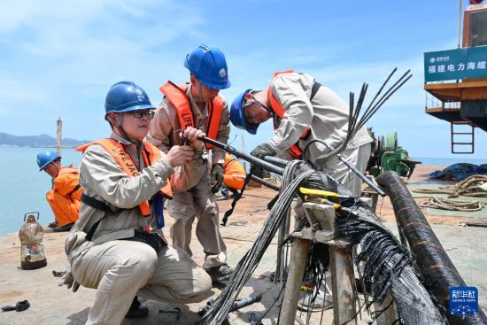 6月1日，抢修人员在现场进行海缆接头故障修复。新华社记者 林善传 摄