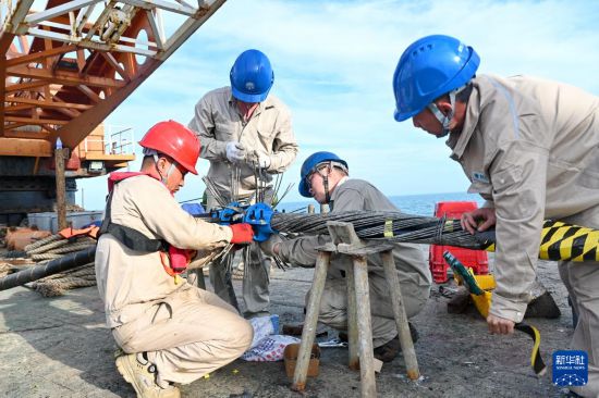 6月1日，抢修人员在固定修复好的海缆接头。新华社记者 林善传 摄