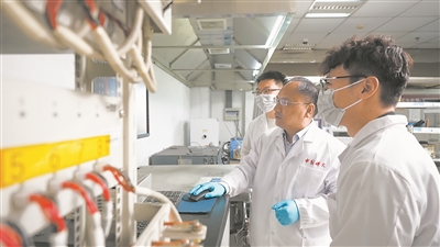 團隊成員正在開展儲能電池熱失控試驗。