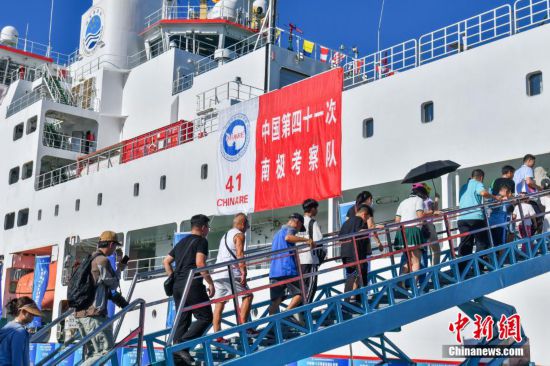 图为民众登上“雪龙2”号极地科学考察破冰船参观
。中新社记者 骆云飞 摄
