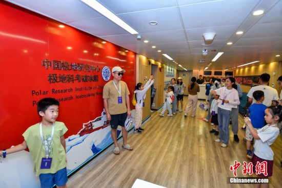 图为民众在“雪龙2”号极地科学考察破冰船登船大厅打卡拍照。中新社记者 骆云飞 摄