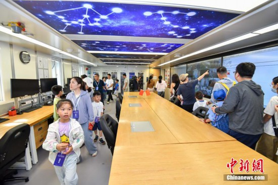 图为民众参观“雪龙2”号极地科学考察破冰船物理实验室
。中新社记者 骆云飞 摄