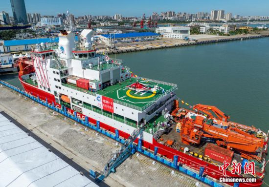 图为“雪龙2”号极地科学考察破冰船停靠在海口秀英港码头。（无人机照片）中新社记者 骆云飞 摄