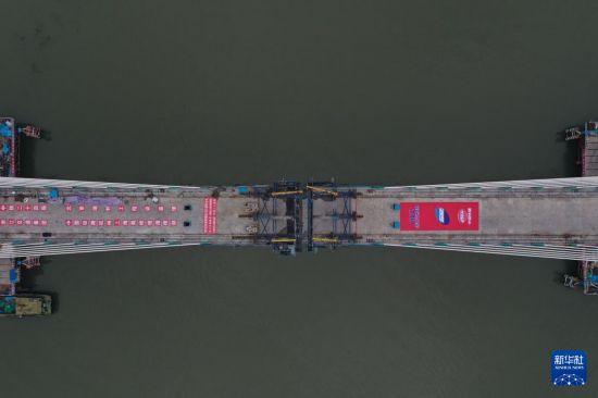 6月4日拍摄的由中铁二十四局承建的金建高铁新安江特大桥合龙部位（无人机照片）。新华社记者 黄宗治 摄