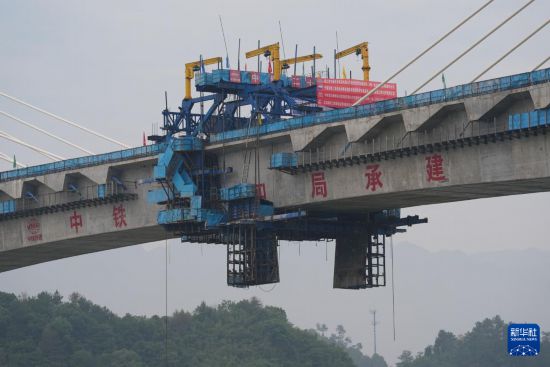 6月4日拍摄的金建高铁新安江特大桥合龙部位。新华社记者 黄宗治 摄