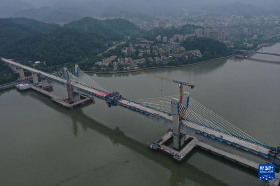 6月4日拍摄的由中铁二十四局承建的金建高铁新安江特大桥（无人机照片）。新华社记者 黄宗治 摄