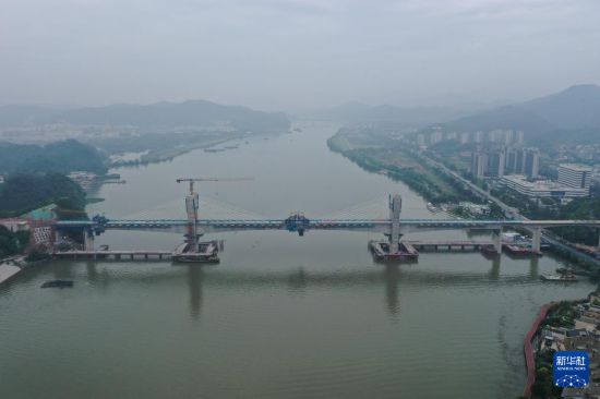 6月4日拍摄的由中铁二十四局承建的金建高铁新安江特大桥（无人机照片）。新华社记者 黄宗治 摄