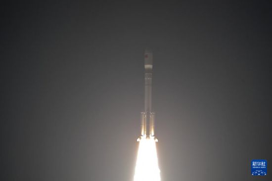 6月6日4时45分，我国在太原卫星发射中心使用长征六号改运载火箭，成功将卫星互联网低轨04组卫星发射升空，卫星顺利进入预定轨道，发射任务获得圆满成功。新华社发（王亚鹏 摄）