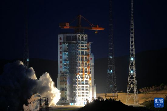6月6日4时45分，我国在太原卫星发射中心使用长征六号改运载火箭，成功将卫星互联网低轨04组卫星发射升空，卫星顺利进入预定轨道，发射任务获得圆满成功。新华社发（王亚鹏 摄）