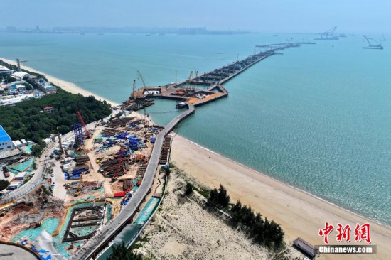 圖為俯瞰廈金大橋（廈門段）建設項目現場。（無人機照片）中新社記者 王東明 攝