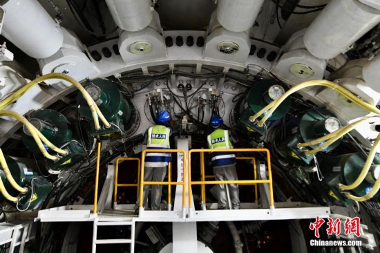圖為技術人員在“廈金號”盾構機內部作業。中新社記者 王東明 攝