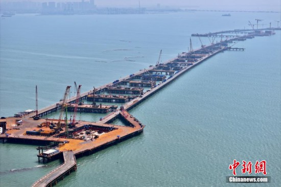 圖為俯瞰廈金大橋（廈門段）建設項目現場。（無人機照片）中新社記者 王東明 攝