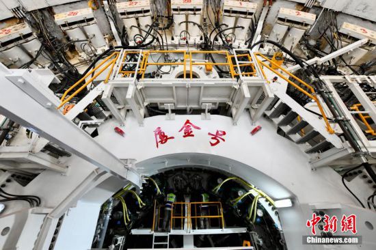 圖為技術人員在“廈金號”盾構機內部作業。中新社記者 王東明 攝
