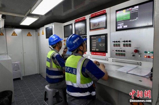 圖為技術人員在“廈金號”盾構機內部作業。中新社記者 王東明 攝