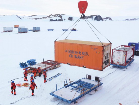 2024年12月9日，“雪龍兄弟”在南極中山站區域卸貨。新華社記者 黃韜銘 攝