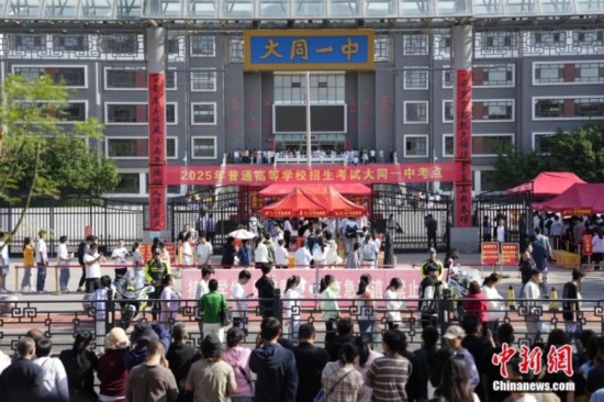 6月7日，山西大同，考生在大同一中考点排队进入考点。中新社记者 赵文宇 摄