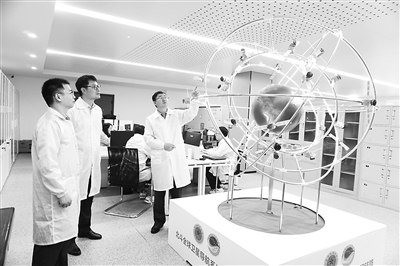 團隊成員針對用於建設星間鏈路的空間協同測量理論展開研討。 馬超攝