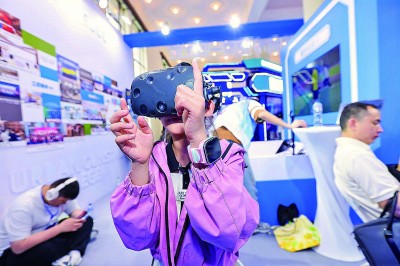 上海學生在體驗VR設備。光明圖片