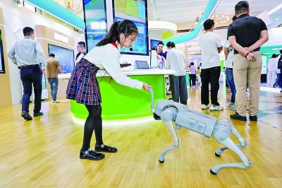 2025上海教育博覽會現場，學生與機器狗握手。顧超攝/光明圖片