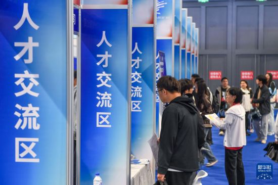 6月10日，在2025長春光博會光電領域尖端人才招聘會，應聘者查看招聘企業信息。新華社記者 張楠 攝