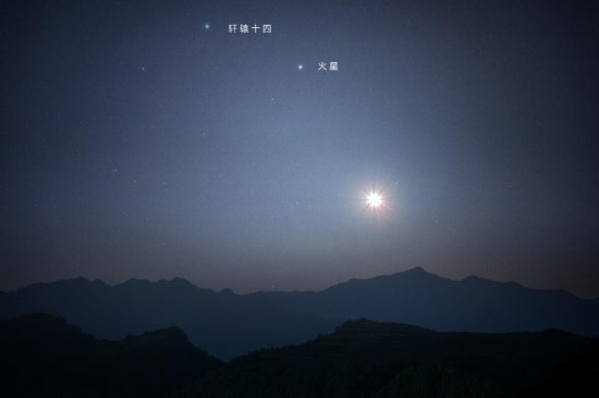 2023年7月6日在甘肅隴南拍攝的軒轅十四和火星。（魯罡 攝）