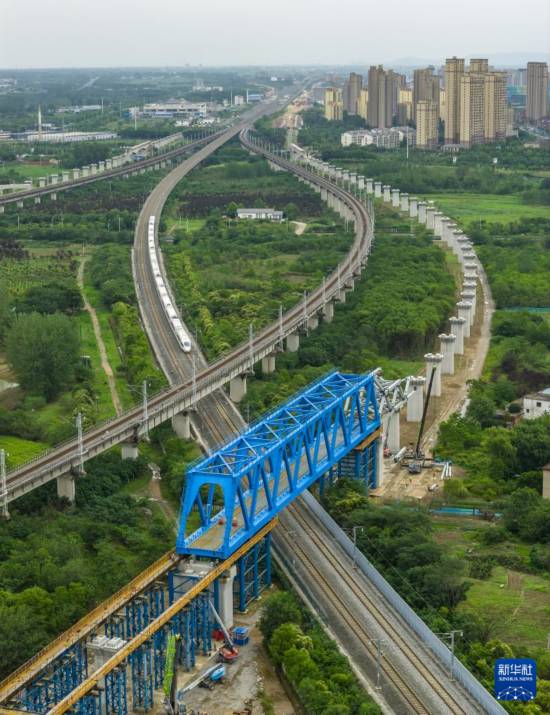 新建滬寧合高鐵鋼桁梁跨越滬蓉鐵路（6月15日攝，無人機照片）。新華社發（劉玉才攝）