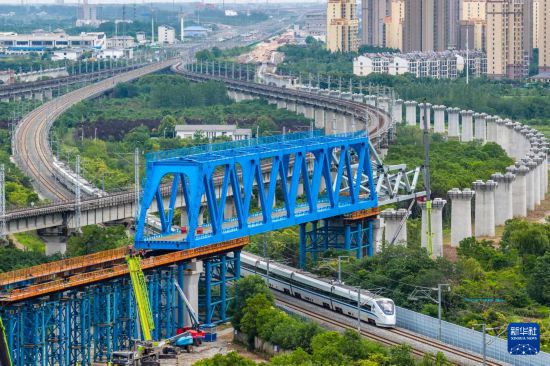 新建滬寧合高鐵鋼桁梁跨越滬蓉鐵路（6月15日攝，無人機照片）。新華社發（劉玉才攝）