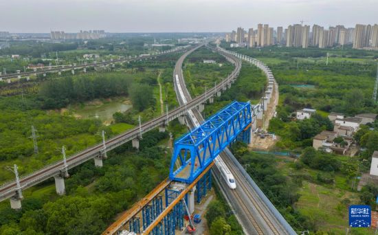 新建滬寧合高鐵鋼桁梁跨越滬蓉鐵路（6月15日攝，無人機照片）。新華社記者 劉軍喜 攝