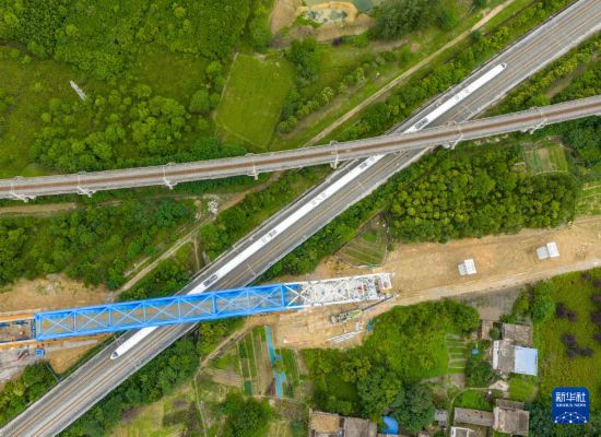 新建滬寧合高鐵鋼桁梁跨越滬蓉鐵路（6月15日攝，無人機照片）。新華社記者 劉軍喜 攝