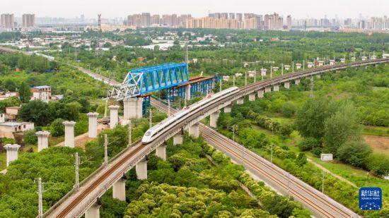 新建滬寧合高鐵鋼桁梁跨越滬蓉鐵路（6月15日攝，無人機照片）。新華社發