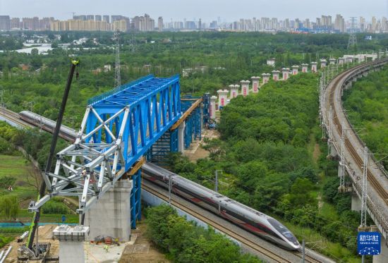 新建滬寧合高鐵鋼桁梁跨越滬蓉鐵路（6月15日攝，無人機照片）。新華社發（劉玉才攝）