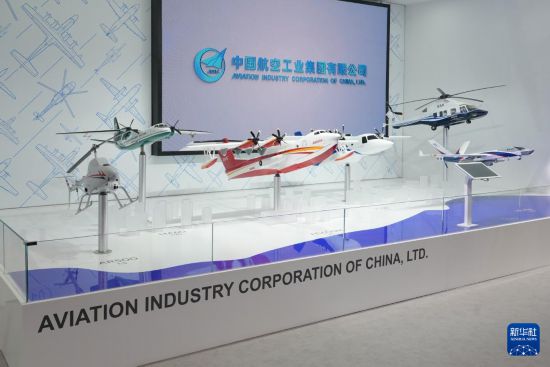 這是在法國巴黎近郊舉行的第55屆巴黎-布爾歇國際航空航天展覽會（巴黎航展）上拍攝的中國航空工業集團展台產品模型（6月15日攝）。新華社發（中國航空工業集團供圖）