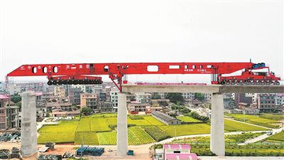 鐵五院自主研發的世界首台千噸級運架一體機“昆侖號”正式投用。受訪單位供圖