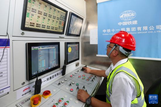 6月18日，豎井掘進機操作手在調整數據參數。新華社記者 王翔 攝