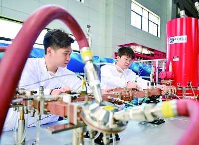 圖為科研人員對“夸父”低雜波電流驅動系統進行調試。新華社記者 周牧攝
